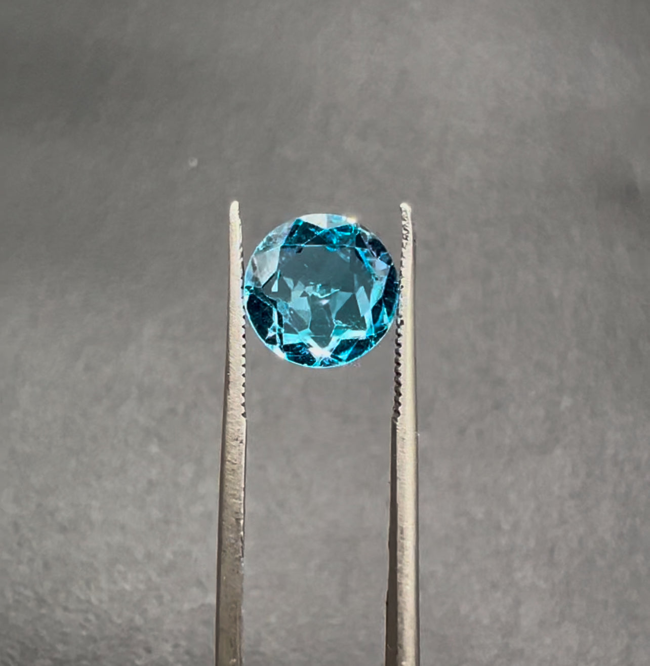 Natural Topaz | 2.04 ct | Swiss Blue Colour | Round Brilliant Mixed | 
Dimension : 8.02x8.01x3.98 mm | GIA Lab Report Provided