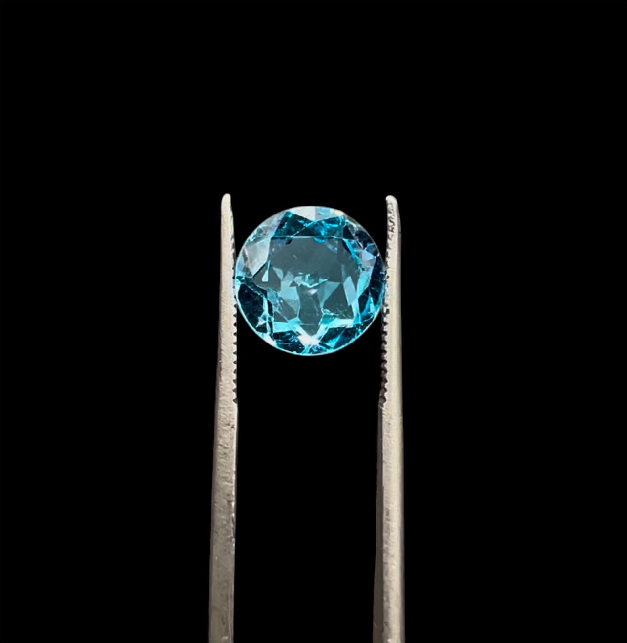 Natural Topaz | 2.04 ct | Swiss Blue Colour | Round Brilliant Mixed | 
Dimension : 8.02x8.01x3.98 mm | GIA Lab Report Provided