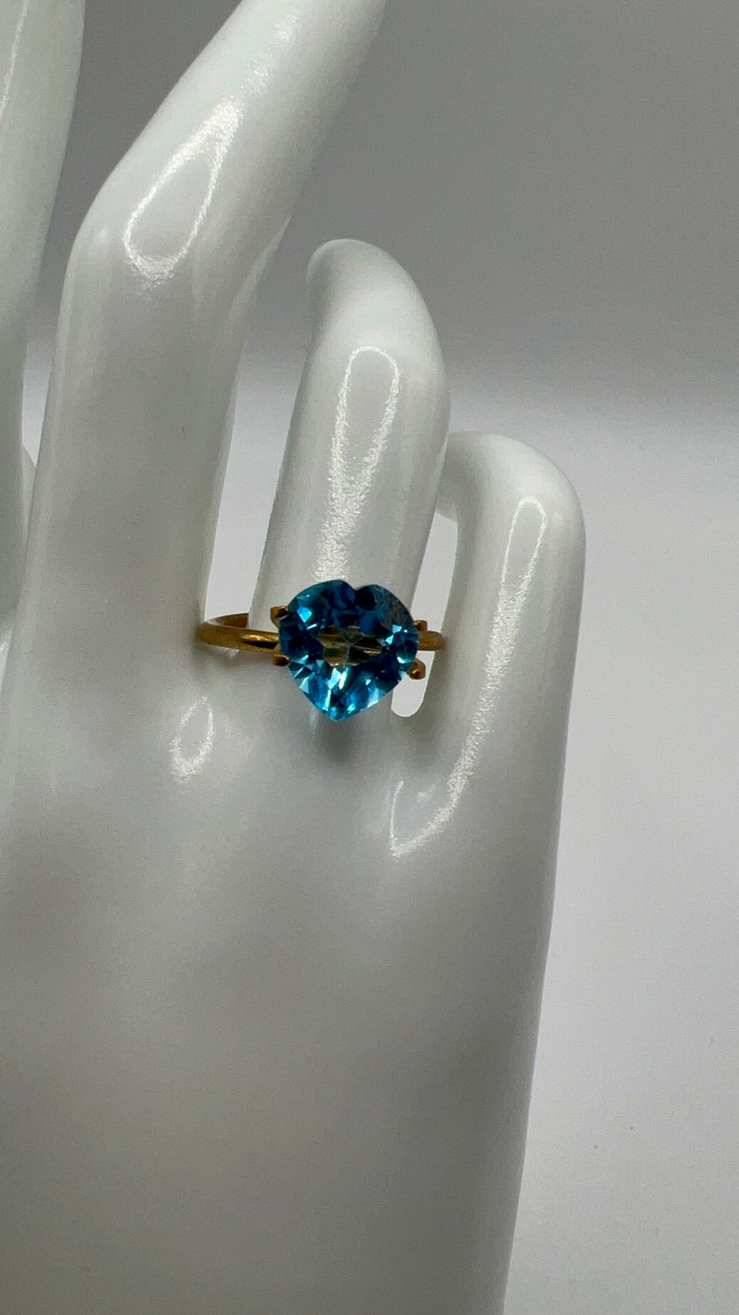 Natural Topaz | 4.00ct | Heart shaped | Swiss blue colour | GIA Alumni lab report provided