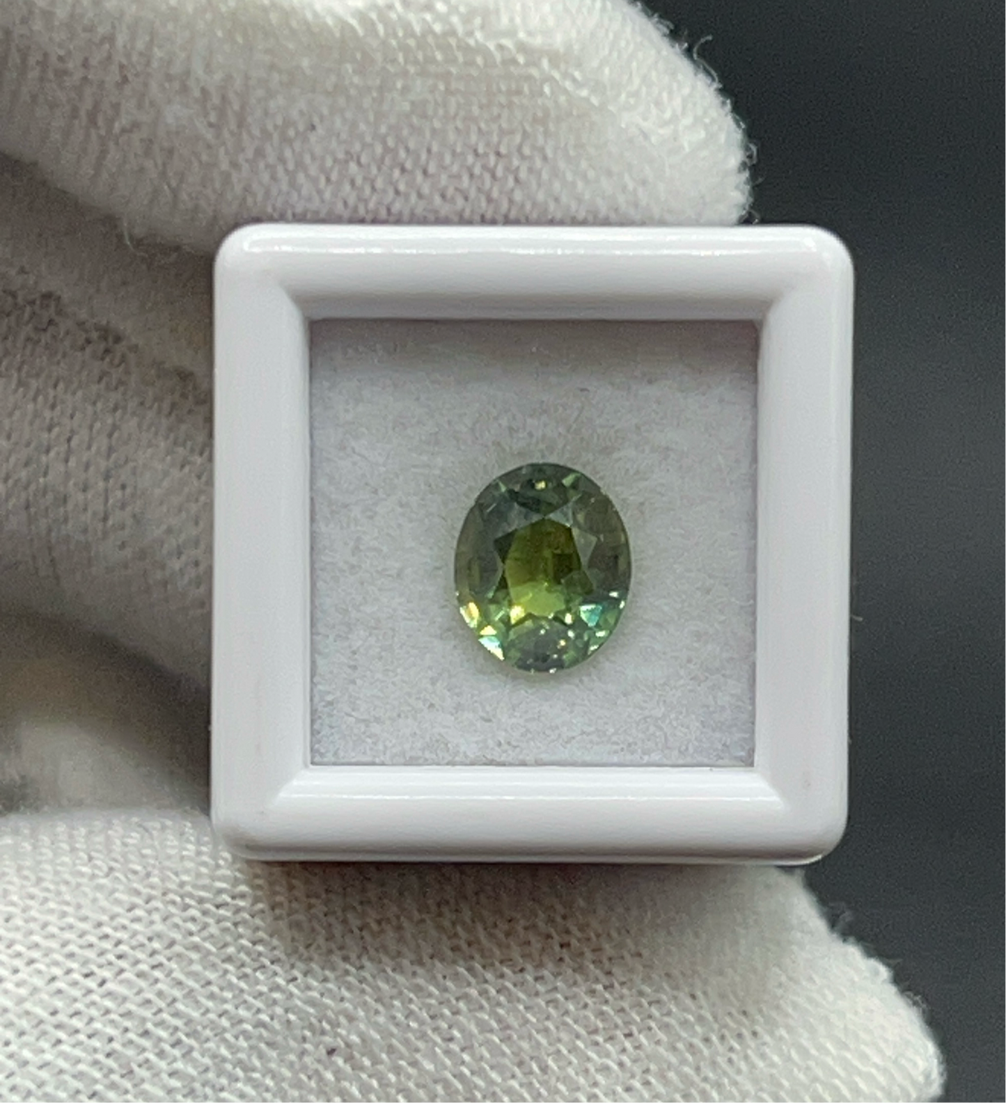 Natural Green Sapphire | 1.31ct | Oval shape | GIA Alumni lab report included