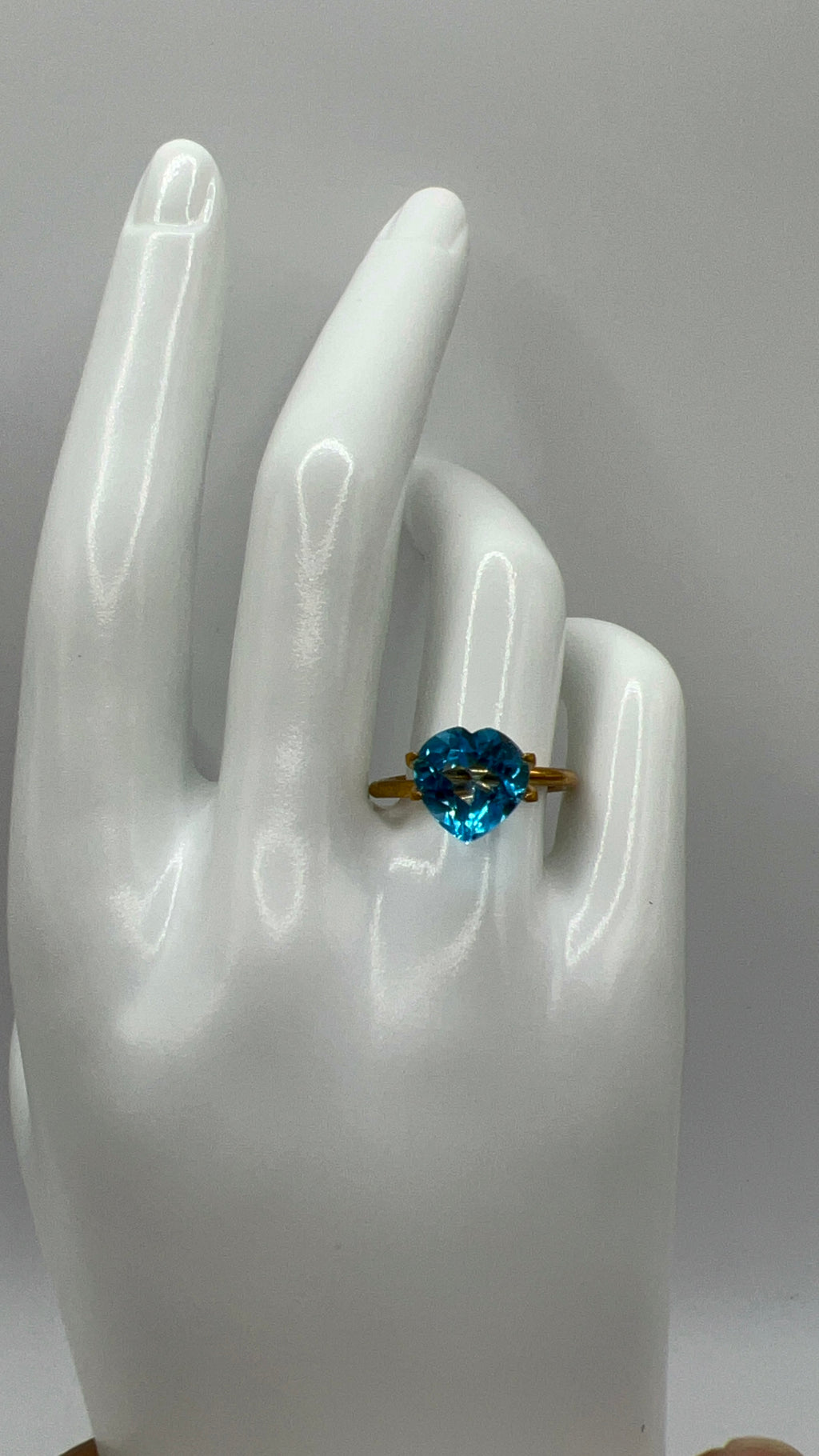 Natural Topaz | 4.00ct | Heart shaped | Swiss blue colour | GIA Alumni lab report provided