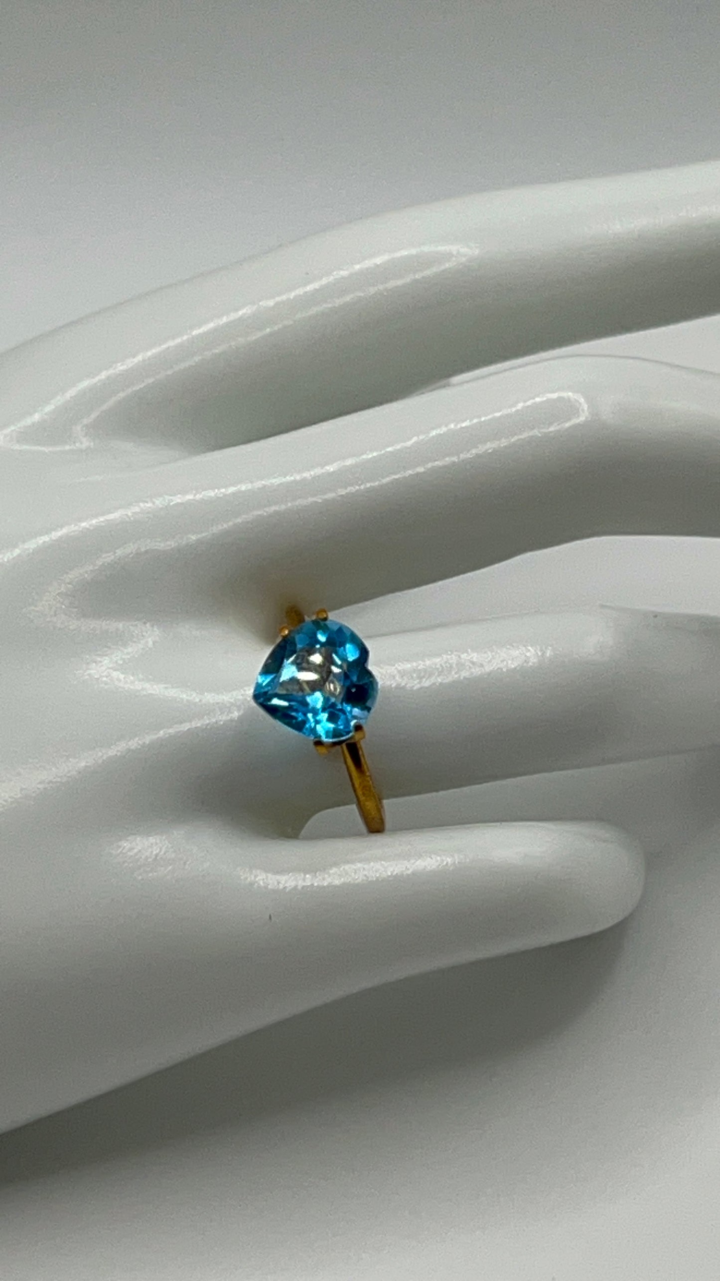 Natural Topaz | 4.00ct | Heart shaped | Swiss blue colour | GIA Alumni lab report provided