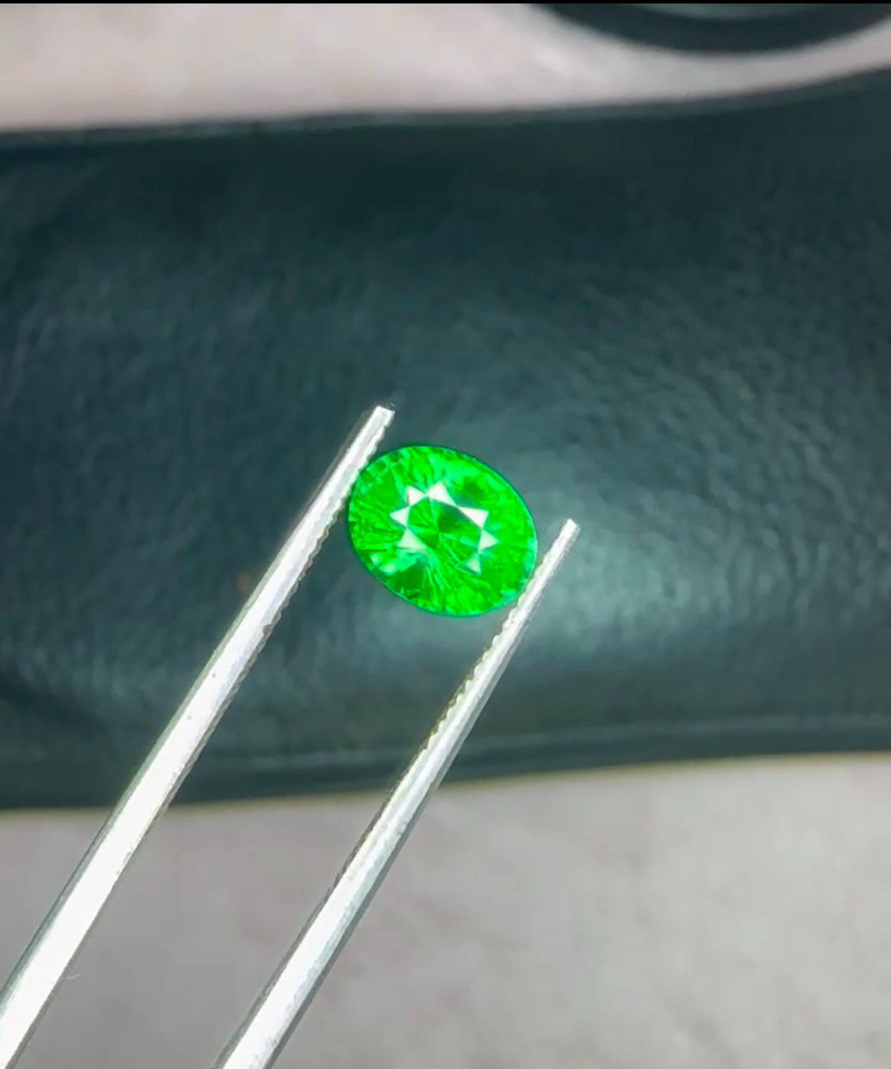 Natural Tsavorite | 1.43 ct | Vivid Green | Oval shape | Certified by GIA alumni member