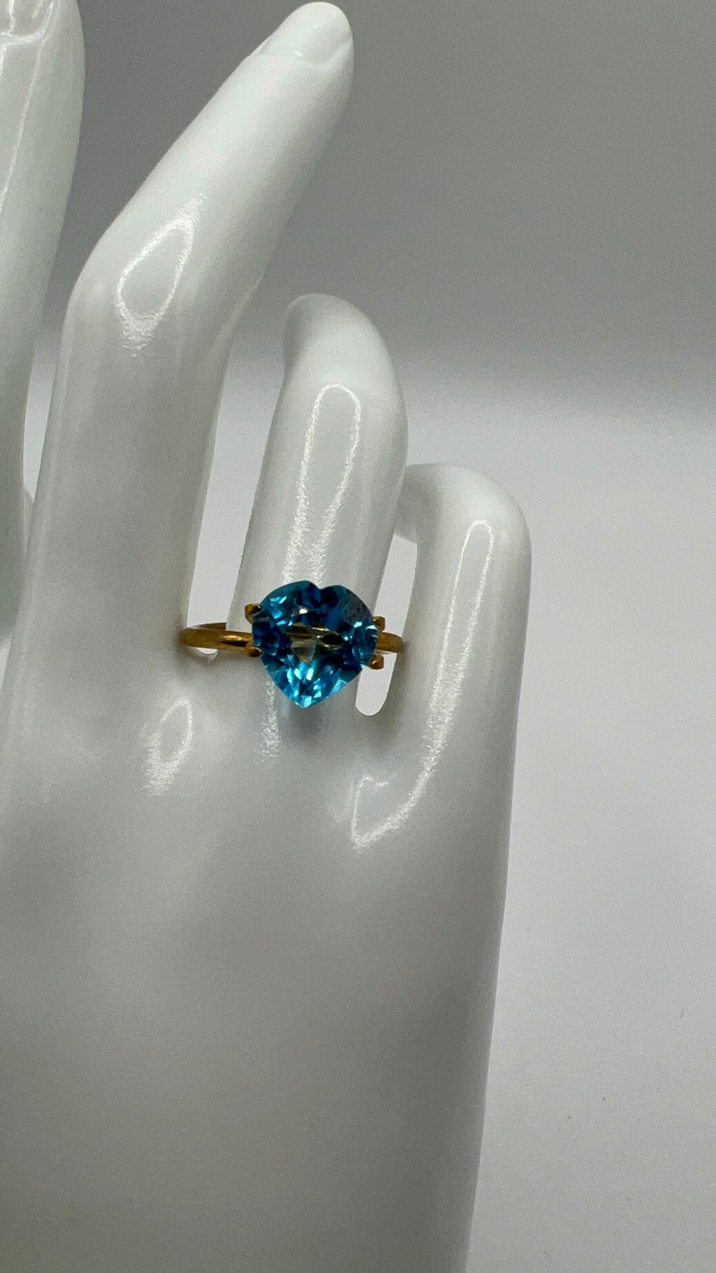 Natural Topaz | 4.00ct | Heart shaped | Swiss blue colour | GIA Alumni lab report provided