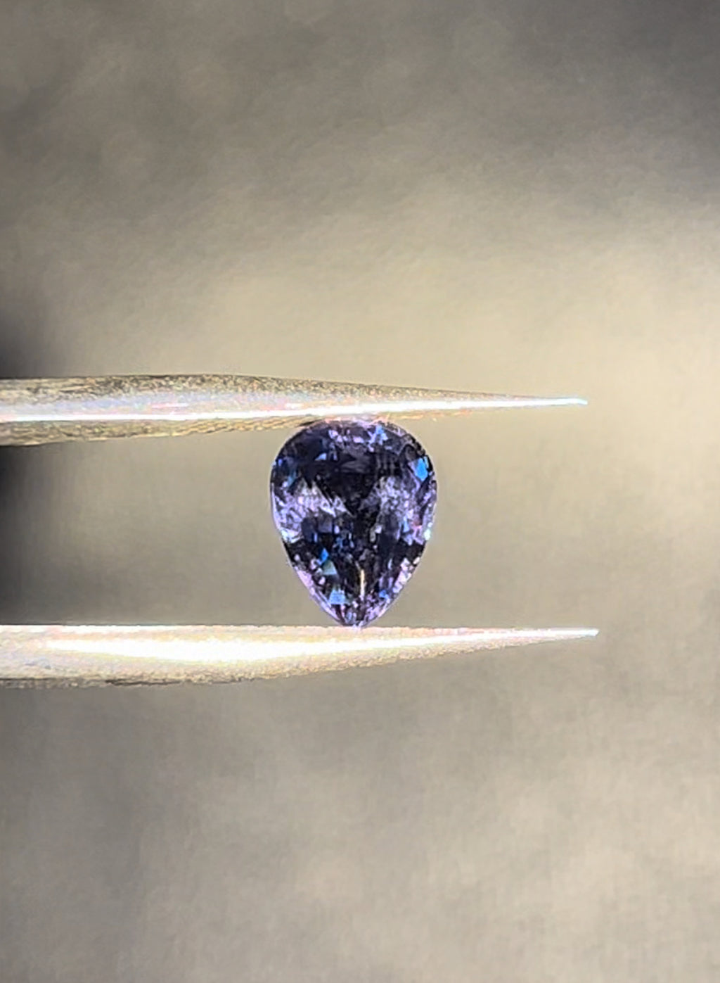 Spinel | Colour changing effect | 1.59ct | Loop clean gemstone | Free GIA alumni lab report