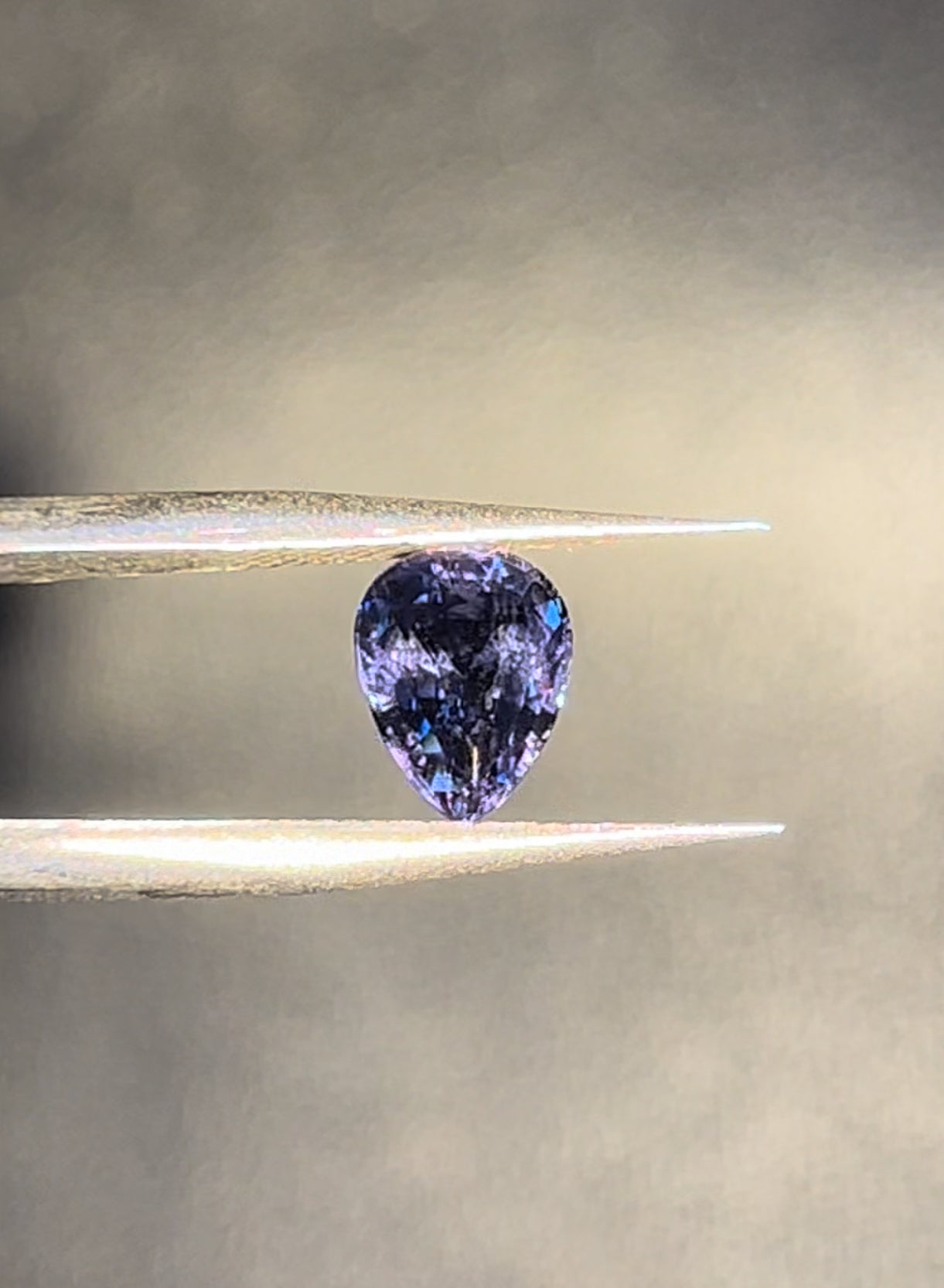 Spinel | Colour changing effect | 1.59ct | Loop clean gemstone | Free GIA alumni lab report