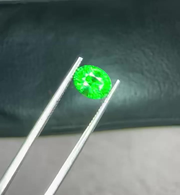 Natural Tsavorite | 1.43 ct | Vivid Green | Oval shape | Certified by GIA alumni member